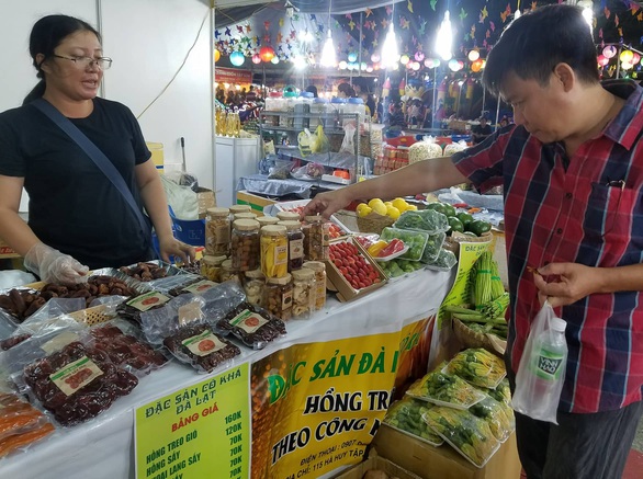 Hàng trăm đặc sản vùng miền đổ bộ về Sài Gòn đón Tết - Ảnh 5. Hàng trăm đặc sản vùng miền đổ bộ về Sài Gòn đón Tết - Ảnh 5.