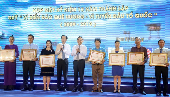 10 năm, vận động được 334 tỉ đồng cho quỹ Vì biển đảo quê hương - Vì tuyến đầu Tổ quốc - Ảnh 4. 10 năm, vận động được 334 tỉ đồng cho quỹ Vì biển đảo quê hương - Vì tuyến đầu Tổ quốc - Ảnh 4.