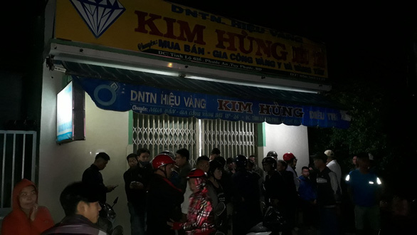 Bắt kẻ cướp tiệm vàng khi trên người còn vết máu - Ảnh 1. Bắt kẻ cướp tiệm vàng khi trên người còn vết máu - Ảnh 1.