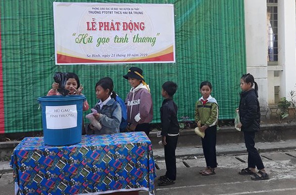 Thầy cô mang gạo đến trường tặng trò nghèo - Ảnh 2. Thầy cô mang gạo đến trường tặng trò nghèo - Ảnh 2.
