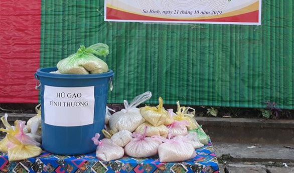 Thầy cô mang gạo đến trường tặng trò nghèo - Ảnh 3. Thầy cô mang gạo đến trường tặng trò nghèo - Ảnh 3.