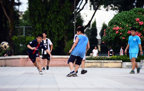 Vụ đá bóng trúng ngực tử vong: Làm gì để tránh nguy hiểm khi chơi thể thao? - Ảnh 1. Vụ đá bóng trúng ngực tử vong: Làm gì để tránh nguy hiểm khi chơi thể thao? - Ảnh 1.