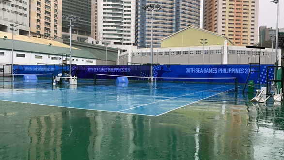 Quần vợt SEA Games bị hoãn 4 lần vì trời mưa bão - Ảnh 1. Quần vợt SEA Games bị hoãn 4 lần vì trời mưa bão - Ảnh 1.
