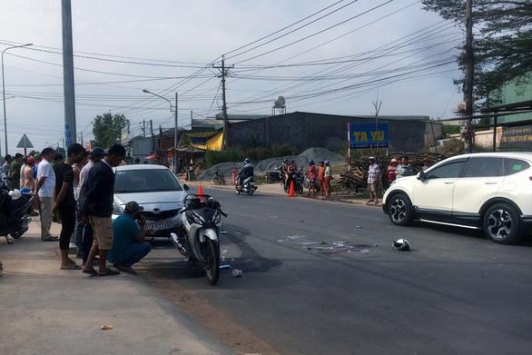 Vợ chết, chồng nguy kịch sau tai nạn liên hoàn giữa xe máy và 2 ôtô - Ảnh 1. Vợ chết, chồng nguy kịch sau tai nạn liên hoàn giữa xe máy và 2 ôtô - Ảnh 1.