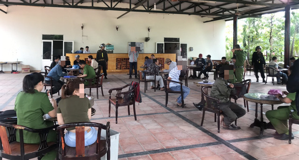 Tạm giữ hình sự 13 người trong vụ 125 người đá gà ăn tiền tại Phú Yên - Ảnh 2. Tạm giữ hình sự 13 người trong vụ 125 người đá gà ăn tiền tại Phú Yên - Ảnh 2.