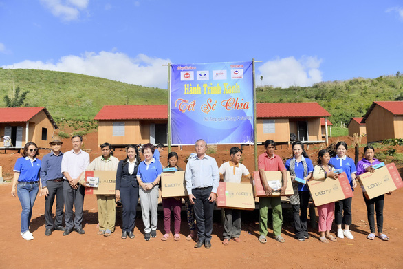 Quỹ Hành Trình Xanh tặng tivi cho hộ nghèo tỉnh Gia Lai - Ảnh 1.