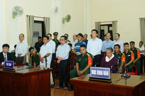 Nhóm cán bộ quốc phòng buôn xăng giả bị tuyên án trong đêm - Ảnh 1. Nhóm cán bộ quốc phòng buôn xăng giả bị tuyên án trong đêm - Ảnh 1.