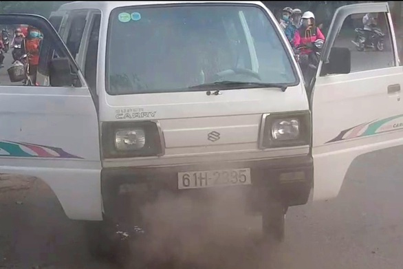 Xe chở 10 học sinh tiểu học bốc khói mù mịt giữa đường - Ảnh 2. Xe chở 10 học sinh tiểu học bốc khói mù mịt giữa đường - Ảnh 2.