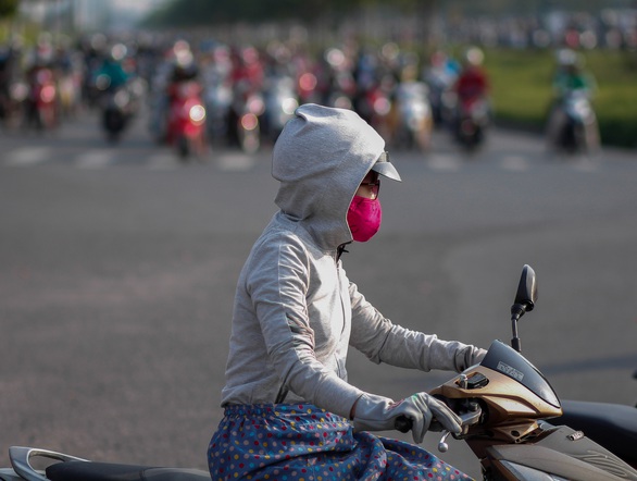 TP.HCM trở lạnh, nhiều người mặc áo ấm khi ra đường - Ảnh 2. TP.HCM trở lạnh, nhiều người mặc áo ấm khi ra đường - Ảnh 2.