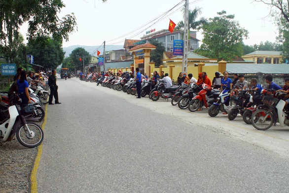 Lan tỏa văn hóa xếp hàng đón con - Ảnh 1. Lan tỏa văn hóa xếp hàng đón con - Ảnh 1.