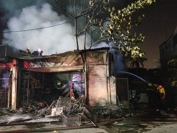 Cháy cửa hàng trong đêm, người dân phá cửa cứu 5 người mắc kẹt - Ảnh 1. Cháy cửa hàng trong đêm, người dân phá cửa cứu 5 người mắc kẹt - Ảnh 1.