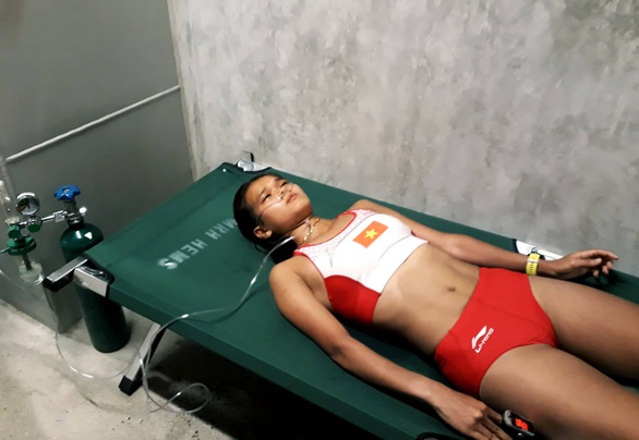 Cấp cứu VĐV Việt Nam toàn thân không cử động khi về đích - Ảnh 1. Cấp cứu VĐV Việt Nam toàn thân không cử động khi về đích - Ảnh 1.