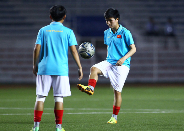 Cầu thủ nữ Việt Nam phải massage cả tối sau trận thắng Philippines - Ảnh 1.