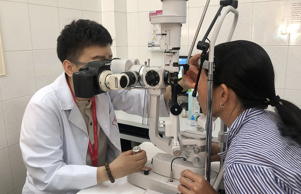 Mù lòa do biến chứng dùng thuốc thần kỳ - Ảnh 1. Mù lòa do biến chứng dùng thuốc thần kỳ - Ảnh 1.