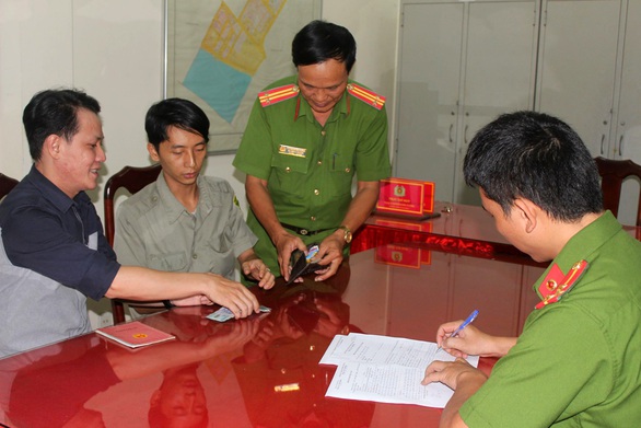 Bảo vệ dân phố trả lại ví tiền hơn 11 triệu đồng cho người đánh rơi - Ảnh 1. Bảo vệ dân phố trả lại ví tiền hơn 11 triệu đồng cho người đánh rơi - Ảnh 1.