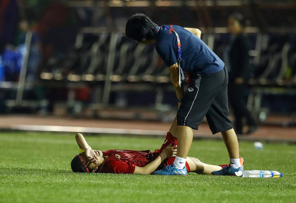 Cầu thủ nữ Việt Nam phải massage cả tối sau trận thắng Philippines - Ảnh 2.
