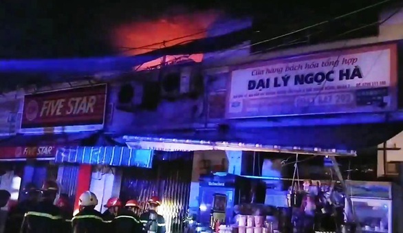 Cháy đau lòng ở quận 7 lúc rạng sáng, 3 người thiệt mạng - Ảnh 1. Cháy đau lòng ở quận 7 lúc rạng sáng, 3 người thiệt mạng - Ảnh 1.