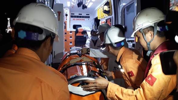 Cứu thủy thủ người Ấn Độ gặp nạn trên Biển Đông giữa sóng lớn - Ảnh 3. Cứu thủy thủ người Ấn Độ gặp nạn trên Biển Đông giữa sóng lớn - Ảnh 3.