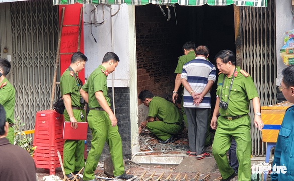 Phá cửa căn nhà cháy, đau xót thấy mẹ ôm con 2 tuổi chết - Ảnh 3. Phá cửa căn nhà cháy, đau xót thấy mẹ ôm con 2 tuổi chết - Ảnh 3.