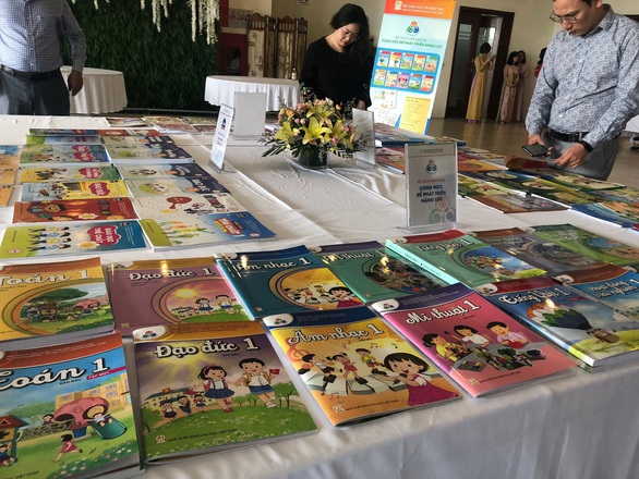 Chọn sách giáo khoa: Cuộc chơi không công bằng - Ảnh 1. Chọn sách giáo khoa: Cuộc chơi không công bằng - Ảnh 1.