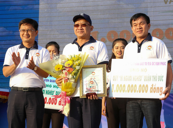 Hơn 1.500 vận động viên đi bộ đồng hành ủng hộ quỹ Vì người nghèo - Ảnh 3. Hơn 1.500 vận động viên đi bộ đồng hành ủng hộ quỹ Vì người nghèo - Ảnh 3.