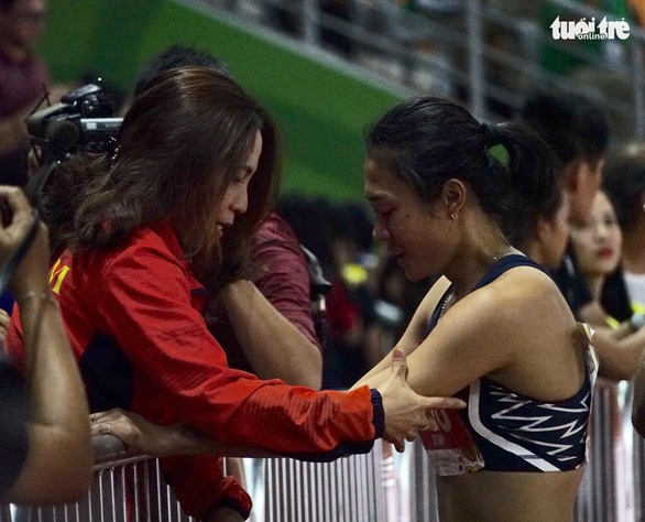 Nữ hoàng tốc độ Tú Chinh bật khóc sau khi ngoạn mục giành HCV 100m - Ảnh 3.