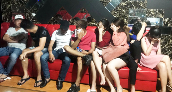 25 người sử dụng ma túy trong quán karaoke ở Long An - Ảnh 1. 25 người sử dụng ma túy trong quán karaoke ở Long An - Ảnh 1.