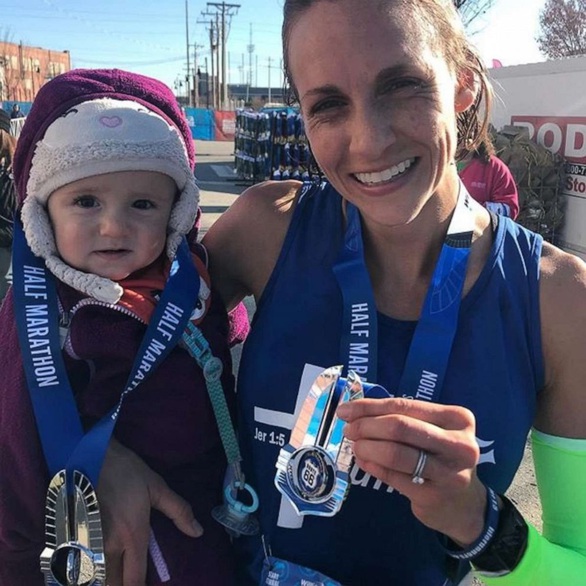 Vừa chạy bán marathon vừa đẩy nôi em bé, bà mẹ Mỹ thiết lập kỷ lục thế giới mới - Ảnh 2. Vừa chạy bán marathon vừa đẩy nôi em bé, bà mẹ Mỹ thiết lập kỷ lục thế giới mới - Ảnh 2.