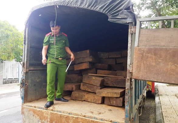 Tài xế chạy trốn bỏ lại hai ô tô chứa hàng chục phách gỗ lậu - Ảnh 1. Tài xế chạy trốn bỏ lại hai ô tô chứa hàng chục phách gỗ lậu - Ảnh 1.