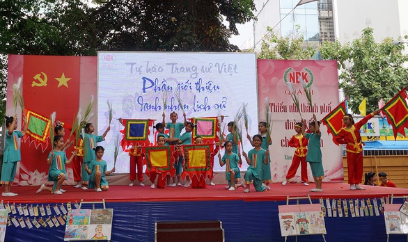 Học lịch sử từ… bảng tên của trường - Ảnh 1. Học lịch sử từ… bảng tên của trường - Ảnh 1.