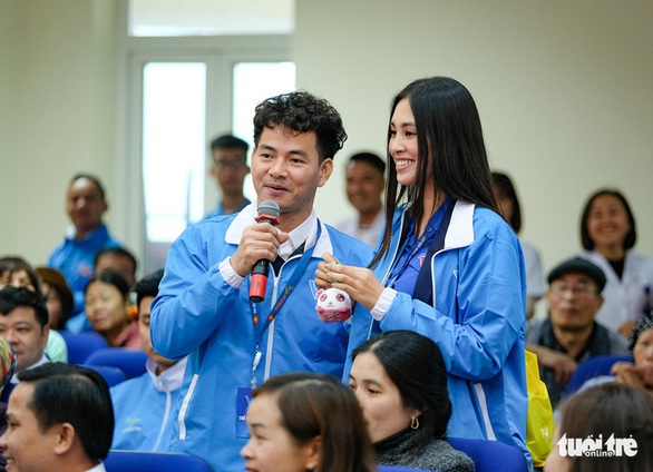 Hoa hậu Tiểu Vy, ca sĩ Thái Thùy Linh mang âm nhạc đến cho bệnh nhi - Ảnh 1. Hoa hậu Tiểu Vy, ca sĩ Thái Thùy Linh mang âm nhạc đến cho bệnh nhi - Ảnh 1.