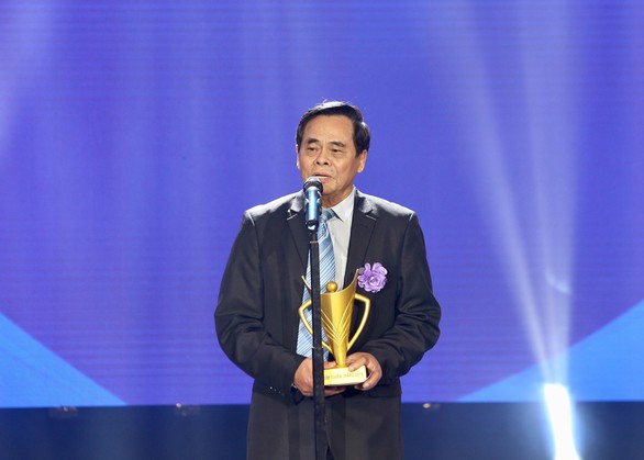 Quang Hải giành danh hiệu VĐV nam của năm - Cup Chiến thắng 2018 - Ảnh 6. Quang Hải giành danh hiệu VĐV nam của năm - Cup Chiến thắng 2018 - Ảnh 6.