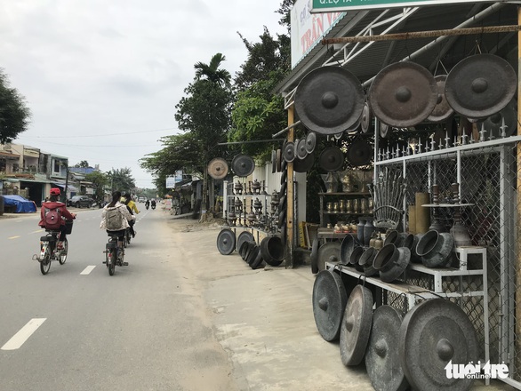 Ngôi làng chuyên làm đồ đồng chưng cúng nổi tiếng nhất Điện Bàn - Ảnh 4. Ngôi làng chuyên làm đồ đồng chưng cúng nổi tiếng nhất Điện Bàn - Ảnh 4.