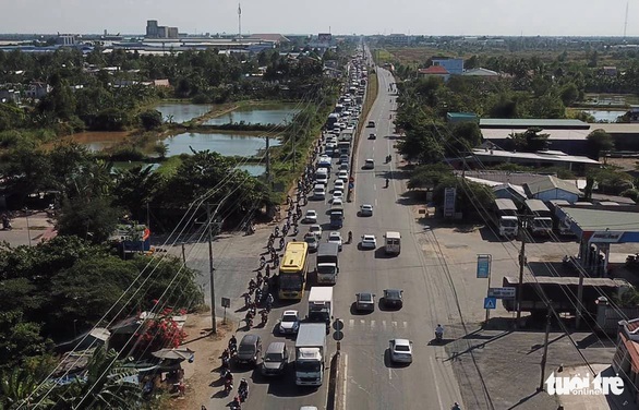 Xe khách chết máy trên cầu Mỹ Thuận, quốc lộ 1 kẹt chục cây số - Ảnh 6. Xe khách chết máy trên cầu Mỹ Thuận, quốc lộ 1 kẹt chục cây số - Ảnh 6.