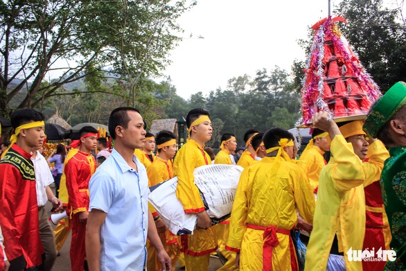 Chia nhỏ lộc, bỏ lộc hoa tre vào… bao tải tránh vỡ trận hội Gióng - Ảnh 2. Chia nhỏ lộc, bỏ lộc hoa tre vào… bao tải tránh vỡ trận hội Gióng - Ảnh 2.