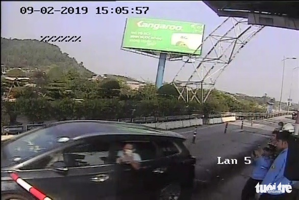 Vụ vượt trạm thu phí Bến Thủy: Tạm giữ tài xế do có hành vi chống công an - Ảnh 1. Vụ vượt trạm thu phí Bến Thủy: Tạm giữ tài xế do có hành vi chống công an - Ảnh 1.