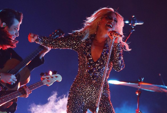 Lady Gaga giành 3 giải Grammy, bà Michelle Obama bất ngờ xuất hiện - Ảnh 1. Lady Gaga giành 3 giải Grammy, bà Michelle Obama bất ngờ xuất hiện - Ảnh 1.