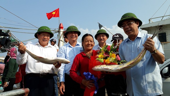Đi biển đầu năm, ngư dân Quảng Trị trúng hơn 5 tỉ đồng cá bè vàng - Ảnh 2. Đi biển đầu năm, ngư dân Quảng Trị trúng hơn 5 tỉ đồng cá bè vàng - Ảnh 2.