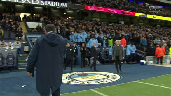 HLV Guardiola giải thích giúp Sarri vụ không bắt tay - Ảnh 2. HLV Guardiola giải thích giúp Sarri vụ không bắt tay - Ảnh 2.