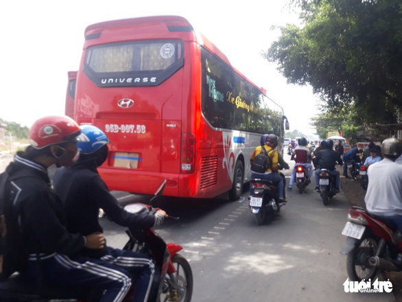 Cả gia đình đi xe máy trở lại TP.HCM, va chạm xe khách, người mẹ tử vong - Ảnh 2. Cả gia đình đi xe máy trở lại TP.HCM, va chạm xe khách, người mẹ tử vong - Ảnh 2.