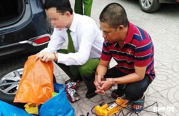 Tạm giam 2 tháng tài xế đâm cọc tiêu vượt trạm thu phí Bến Thủy - Ảnh 1. Tạm giam 2 tháng tài xế đâm cọc tiêu vượt trạm thu phí Bến Thủy - Ảnh 1.