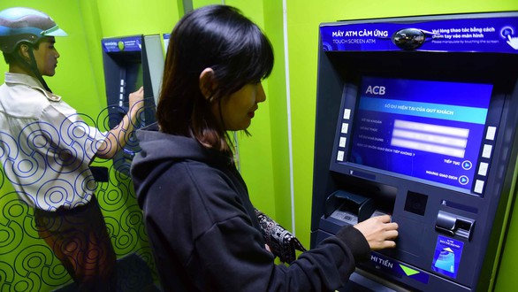 Khách hàng đã đi làm, nhiều ATM vẫn... nghỉ tết - Ảnh 1. Khách hàng đã đi làm, nhiều ATM vẫn... nghỉ tết - Ảnh 1.