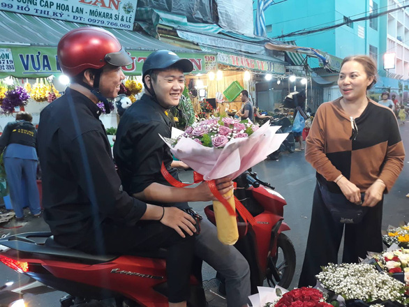 Chợ hoa Hồ Thị Kỷ nhộn nhịp đêm trước ngày Valentine - Ảnh 4.