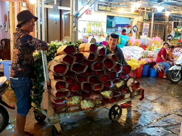 Chợ hoa Hồ Thị Kỷ nhộn nhịp đêm trước ngày Valentine - Ảnh 3.