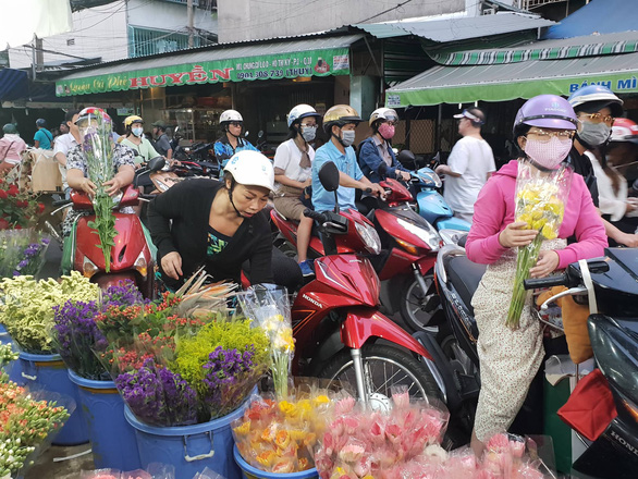 Chợ hoa Hồ Thị Kỷ nhộn nhịp đêm trước ngày Valentine - Ảnh 1.