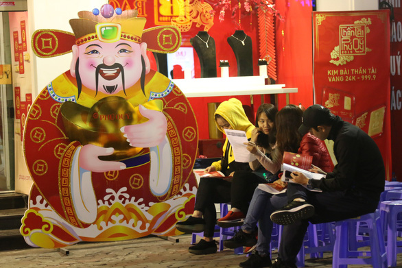 Xếp hàng từ 1h sáng chờ mua vàng ngày vía Thần tài - Ảnh 7. Xếp hàng từ 1h sáng chờ mua vàng ngày vía Thần tài - Ảnh 7.