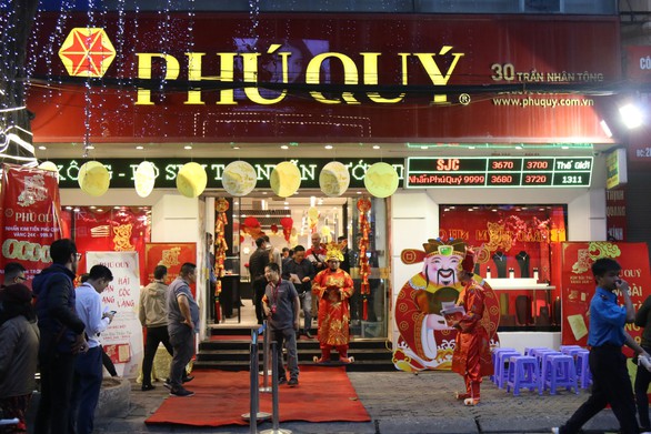 Xếp hàng từ 1h sáng chờ mua vàng ngày vía Thần tài - Ảnh 8. Xếp hàng từ 1h sáng chờ mua vàng ngày vía Thần tài - Ảnh 8.