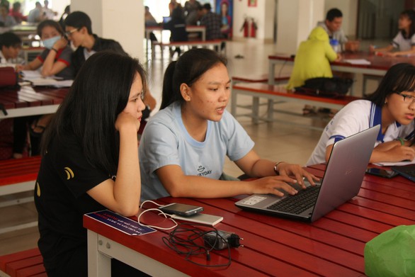 Nhiều trường ĐH giảm học phí, hỗ trợ sinh viên trong dịch COVID-19 - Ảnh 1.