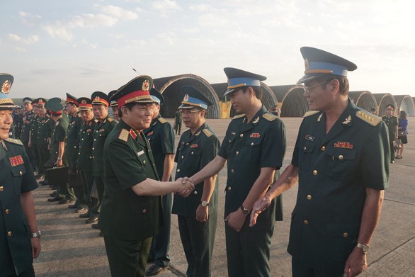 Bộ trưởng Bộ Quốc phòng kiểm tra huấn luyện bay ở sân bay Biên Hòa - Ảnh 1. Bộ trưởng Bộ Quốc phòng kiểm tra huấn luyện bay ở sân bay Biên Hòa - Ảnh 1.