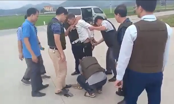 Người dùng súng cố thủ trong xe nghi chuyển ma túy đã đầu hàng - Ảnh 3. Người dùng súng cố thủ trong xe nghi chuyển ma túy đã đầu hàng - Ảnh 3.